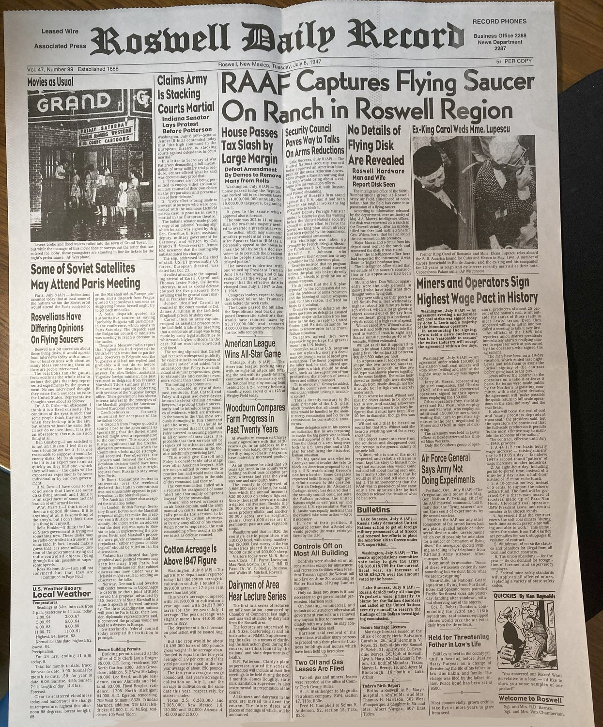 Front page of the Roswell Daily Record, 8 July 1947, carrying the headline reporting the Army Air Field's capture of a flying disc.
