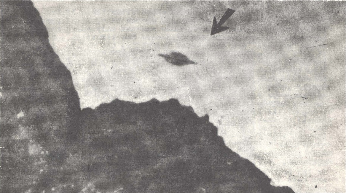 Photograph by Almiro Barauna of an object over Trindade Island, taken from the Brazilian Navy ship Almirante Saldanha, 16 January 1958